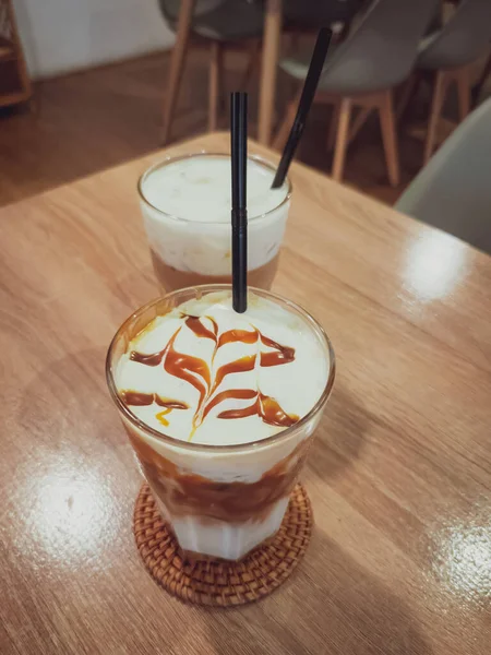 Ahşap Bir Masada Bardakta Buzlu Karamelli Kahve Seçici Odak — Stok fotoğraf
