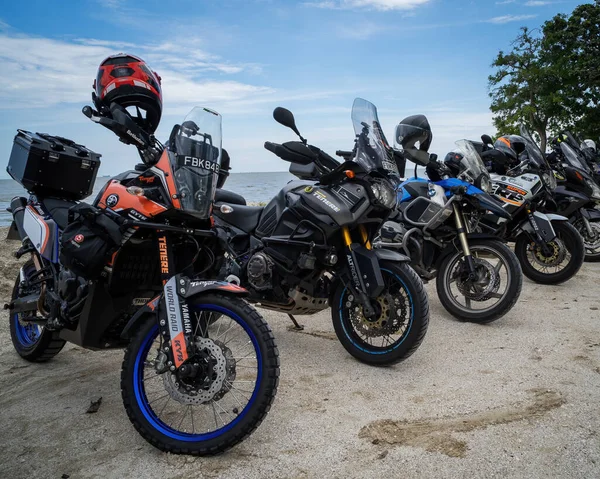 ジョホール マレーシア 8月28 2022ビーチで一緒にスポーツツーリングオートバイ駐車場 — ストック写真
