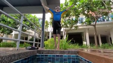  Bangi, Malezya, havuza atlayan çocuk, aile hayatı, yaz tatilinde havuzda oynayan ses.