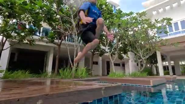 Bangi Malajsie Mladá Dívka Skočí Bazénu Potápí Plaveckými Brýlemi Let — Stock video