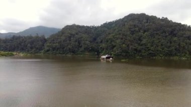 Cameron Highlands, Malezya, Sep 17, 2022 Ringlet Gölü 'nün sağından soluna doğru hareket eden 4K el kameralı güzel manzara