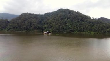 Cameron Highlands, Malezya, Sep 17, 2022 4K Sağdan sola dönen güzel Ringlet Gölü el bilgisayarı