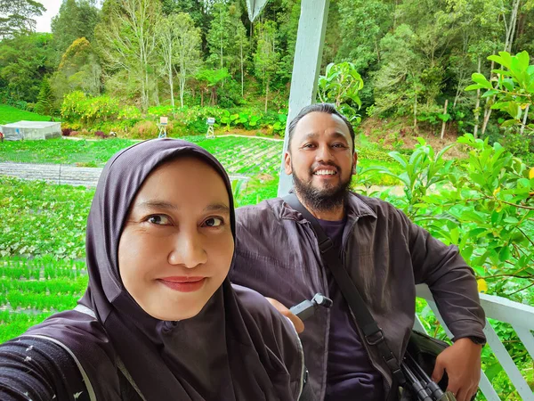 Casal Muçulmano Asiático Tomando Auto Retrato Enquanto Sentado Jardim Mulher — Fotografia de Stock