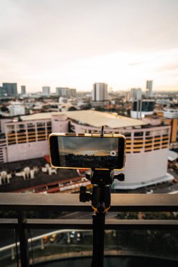 Dengeleyicili telefon, tripod, telsiz. Şehirde fotoğraf ve canlı video çekiyoruz. Vlog, video günlüğü, sokak fotoğrafçılığı kavramı. 