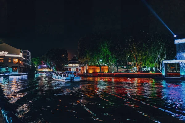Melaka Malaysia August 2022 Flusskreuzfahrt Bei Nacht Mit Bunten Lichtern — Stockfoto