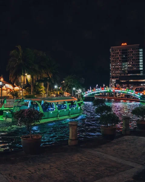 Melaka Malezja Sierpnia 2022 Rejs Rzeczny Nocą Kolorowymi Światłami — Zdjęcie stockowe