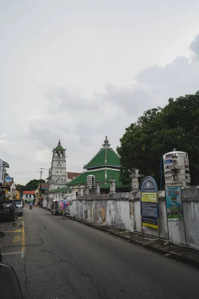 マレーシアのマラッカ 2022年8月25日マラッカのマレーシアの街に1748年に建てられたKampung Klingモスク バイクからの眺め — ストック写真