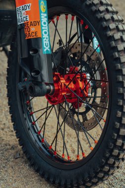 Pahang, Malezya - 24 Eylül 2022 Enduro motosiklet lastiği jantları.