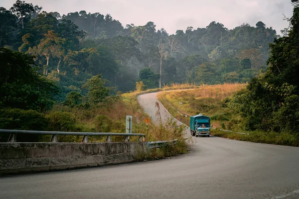 Pahang Malásia Setembro 2022 Camião Estrada Perto Floresta Tropical — Fotografia de Stock