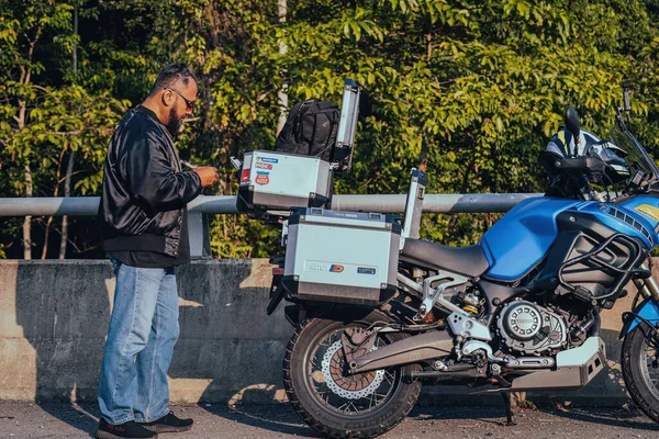 Pahang Malaysia September 2022 Man Mengenakan Jaket Dengan Kotak Terbuka — Stok Foto