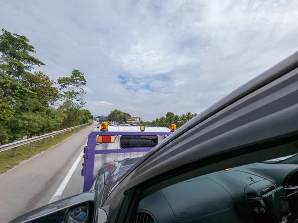 Perak Malaysia Aug 2022 Tow Truck Broken Car Road View — Fotografia de Stock