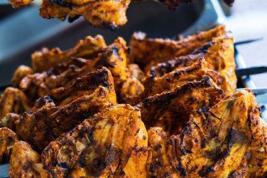 Tavuk pişirme, kebap kebabı. Geleneksel Hint ve Paksitan yemekleri kömür ve alevle pişirilir..