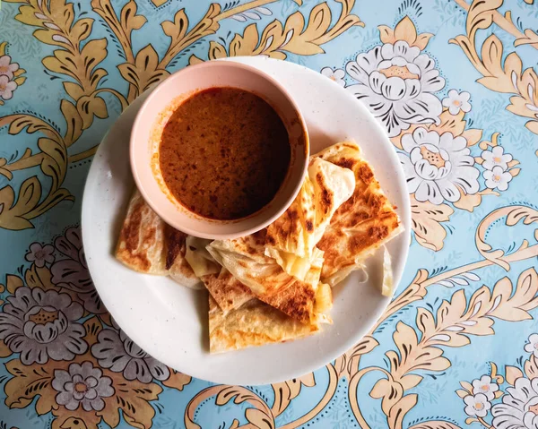 Hot Roti Canai Disajikan Dengan Semangkuk Kari — Stok Foto