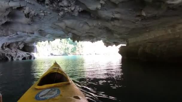 Гребля на каяке через пещеру красивый пейзаж Халонг Бей Вьетнам — стоковое видео