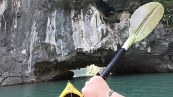 Faire du kayak à travers une grotte incroyablement belle dans la baie d'Halong, Vietnam — Video