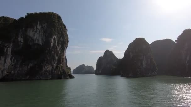 Tenger keresztül szokatlan hegyek, gyönyörű látvány Halong Bay, Vietnam — Stock videók