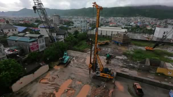 Deszczowy dzień upłynął budowy placu w górskim miasteczku — Wideo stockowe