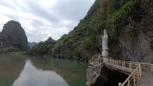 Klein Boeddhabeeld in een prachtig bergachtig afgelegen gebied in Halong Bay — Stockvideo