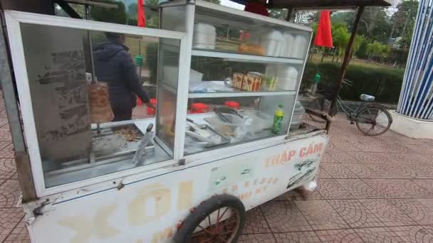 Jalan warung makanan pada roda di Vietnam. Daging panggang di atas ludah — Stok Video