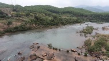 Dağlarda, kayalarda, derelerde bulutlu bir gün. Vietnam 'ın kuzeyinde