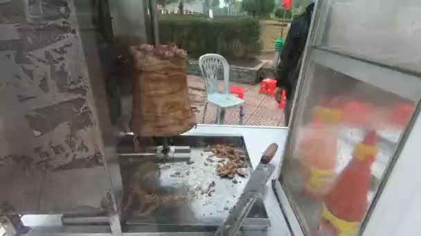 Вулична їжа смажене м'ясо на плюсі у В'єтнамі. — стокове відео