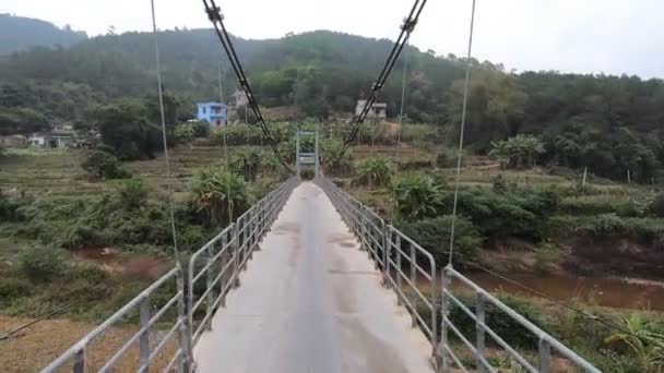 ベトナム北部の山間部にある小さな吊り橋 — ストック動画