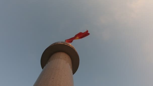 Bandeira do Vietnã está acenando em uma torre — Vídeo de Stock