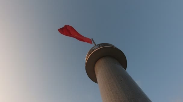 Drapeau vietnamien agite sur une tour — Video