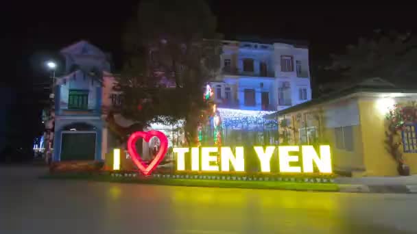 Małe wietnamskie miasteczko Tien Yen nocą. Oświetlenie — Wideo stockowe