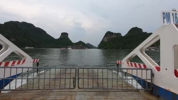 Färjan Går Genom Halong Bay Tidsförskjutning Högkvalitativ Film — Stockvideo