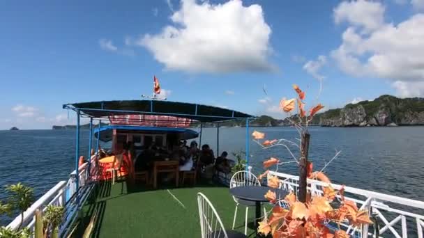 Cruise Boat Tourists Halong Bay Vietnam Unesco Heritage Site High — Vídeo de Stock