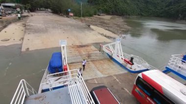 Cat Ba adasındaki limandan kalkan bir feribot, Halong Körfezi, Vietnam. Yüksek kaliteli FullHD görüntüler