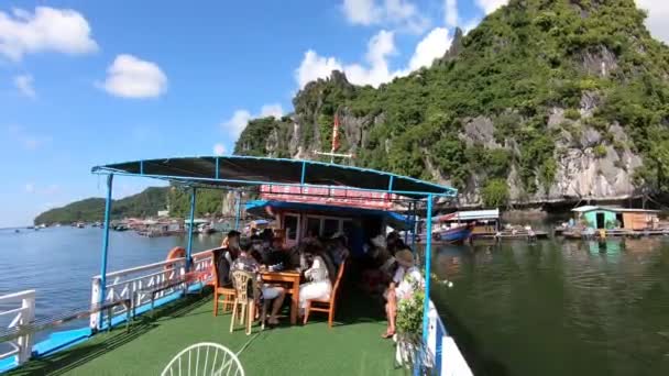 Halong Körfezi Nde Bir Turist Teknesi Cat Adası Turu Yüksek — Stok video