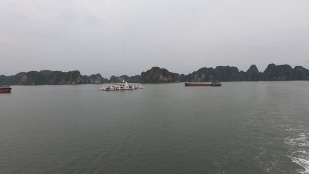 Δύο Βάρκες Σχεδόν Συνετρίβησαν Στη Θάλασσα Στο Halong Bay Υψηλής — Αρχείο Βίντεο