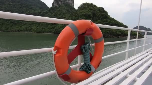 Salvavidas Barco Turístico Blanco Hermosa Bahía Halong Vietnam Imágenes Fullhd — Vídeos de Stock