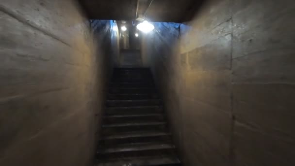 Gehen Sie Die Treppe Hinauf Einen Dunklen Nassen Beängstigenden Bunker — Stockvideo