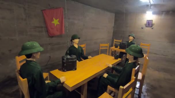 Vietnam Oorlog Soldaten Een Bunker Met Een Vietnamese Vlag Etalagepoppen — Stockvideo