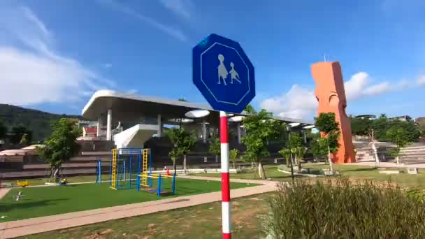 公園の子供の遊び場での道路標識 高品質のフルHd映像 — ストック動画