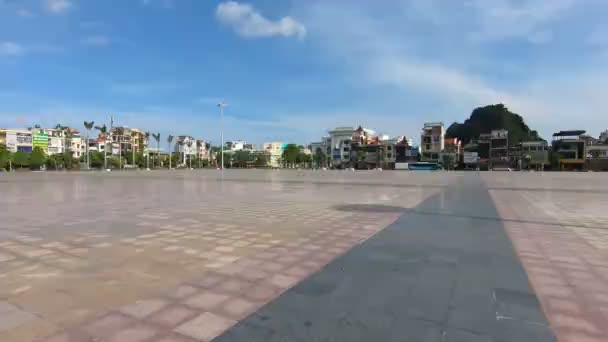 Огромная Пустая Площадь Жарким Летним Солнцем Кам Пха Вьетнам Известняковым — стоковое видео