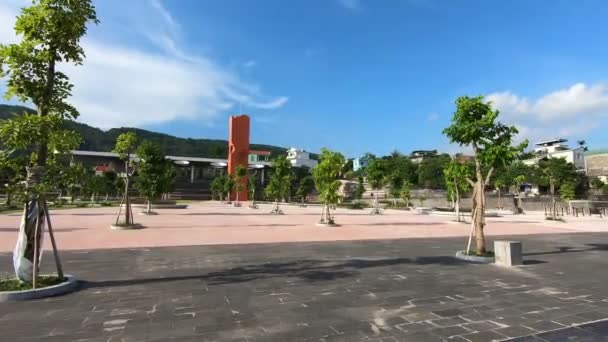 Порожній Новий Побудований Парк Спекотний День Високоякісні Кадри Твердим Вмістом — стокове відео