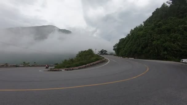Moto Una Montagna Nuvolosa Hai Van Pass Danang Vietnam Hai — Video Stock
