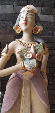 Bali Ubud Endonezya 'da turistik ilgi çeken bir Balili dansçının güzel sanatsal heykeli
