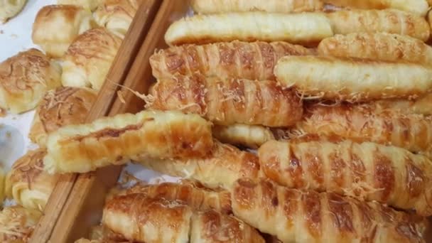 チーズロール焼き菓子は 西ジャワ州のバンディングからインドネシア料理の一つを包みます — ストック動画