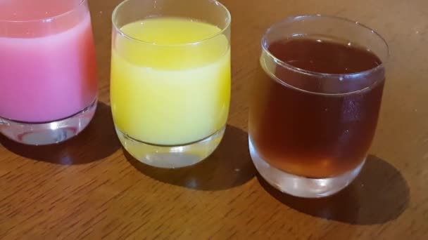 健康的な様々な新鮮なジュースグラスには リンゴジュース グアバジュース パイナップルジュースが含まれています — ストック動画