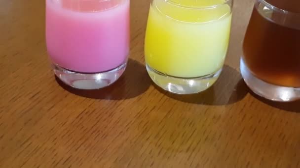 健康的杯中新鲜果汁饮料包括苹果汁 番石榴汁和菠萝汁 — 图库视频影像