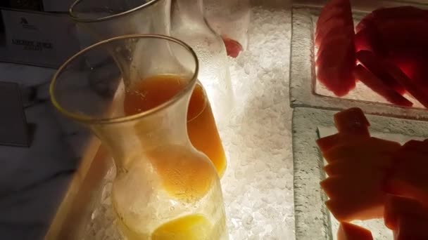 Friska Olika Färska Juice Dryck Glasflaskor Innehåller Äppeljuice Guava Juice — Stockvideo