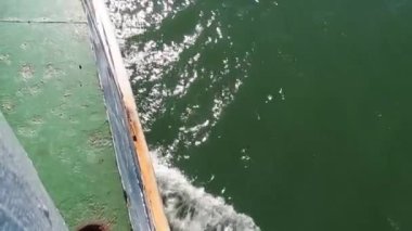 Güneşli bir günde Endonezya 'da Bali kanalı boyunca seyreden bir geminin içinde.