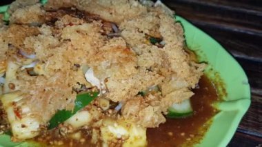 Taze karides, sebze ve meyve karışımından oluşan lezzetli Endonezya yemeği. Kızarmış hamur ve soya peyniri ile tatlı, baharatlı ve lezzetli yer fıstığı sosu ve palmiye şekeri sosuyla karıştırılmış. 