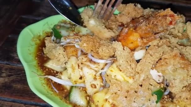 Delicioso Plato Indonesio Llamado Mariscos Rojak Compuesto Camarones Frescos Verduras — Vídeo de stock