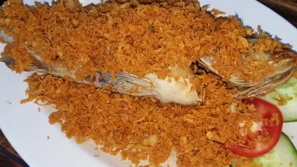 Delicioso Plato Mariscos Indonesios Pargo Frito Cubierto Con Masa Frita — Vídeo de stock